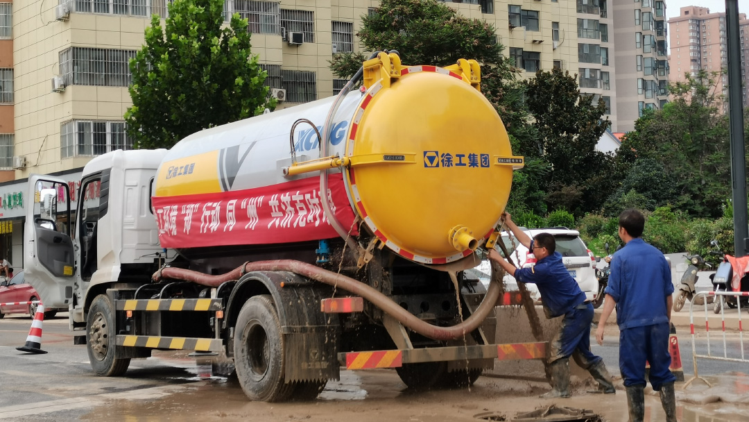  吸污车驰援郑州特大暴雨