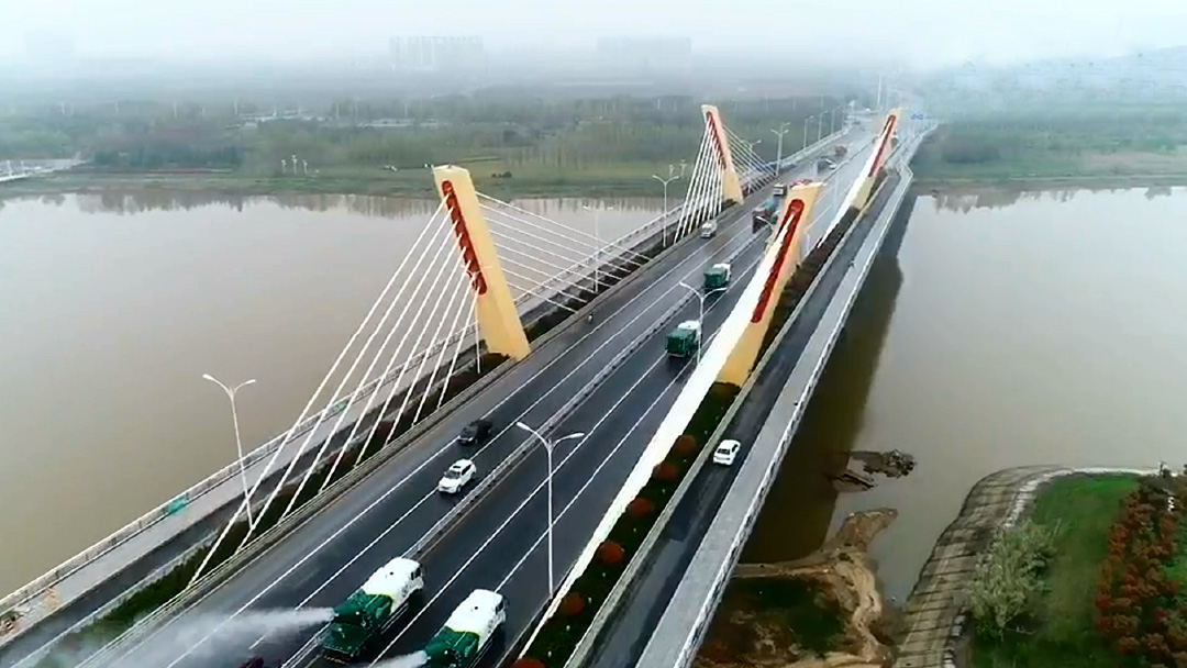  环卫装备在六安赤壁路大桥作业