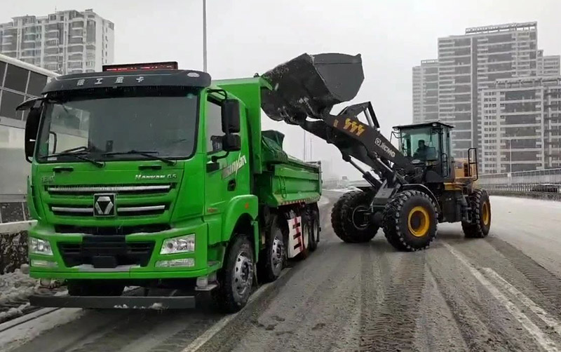 除雪保畅通， 汽车在行动