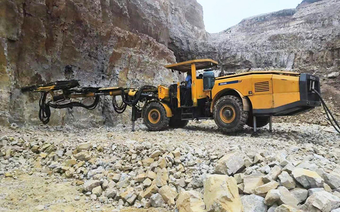 “化水为电”， 凿岩台车提速水电站扩机工程