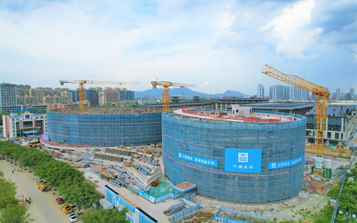 逐浪扬帆， 塔机吊起苍南大剧院“钢铁脊梁”