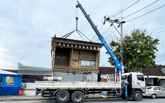  SQS157TL-4随车起重机穿梭东南亚街头转运物料